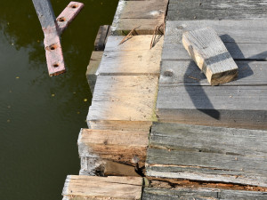 Chorvatský dub a teflonové šrouby. Začala oprava Stádleckého mostu