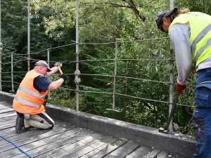 Chorvatský dub a teflonové šrouby. Začala oprava Stádleckého mostu