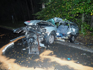 Tragická nehoda na Táborsku. Řidič zemřel po nárazu do stromu, jeho auto se poté střetlo s poštovní dodávkou