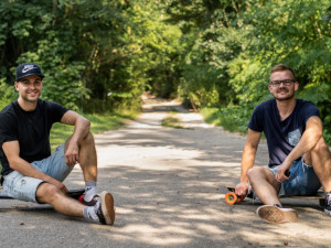 Dva roštáci na longboardech vyráží napříč vlastí. Podpoří tak malého Milánka