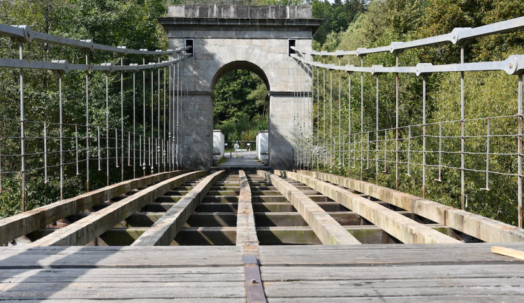 Chorvatský dub a teflonové šrouby. Začala oprava Stádleckého mostu