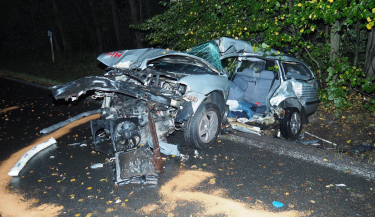 Tragická nehoda na Táborsku. Řidič zemřel po nárazu do stromu, jeho auto se poté střetlo s poštovní dodávkou.