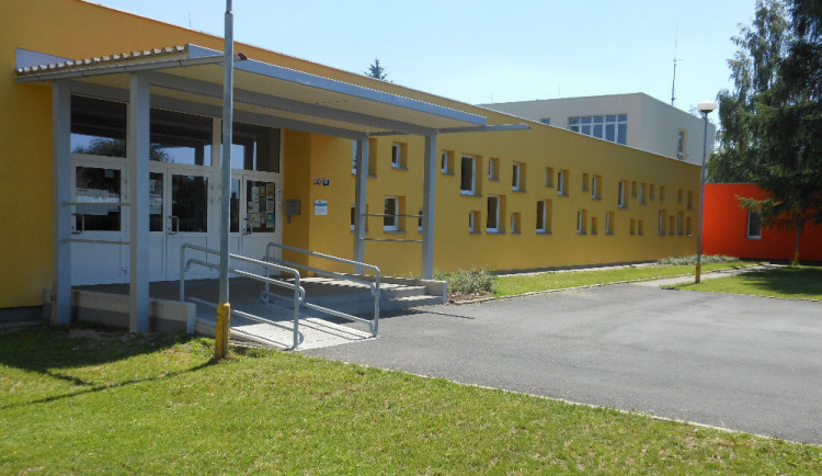 Nevychované řidiče, kteří u školy blokovali výjezdy, potrestalo město. Teď jen tak nezaparkují