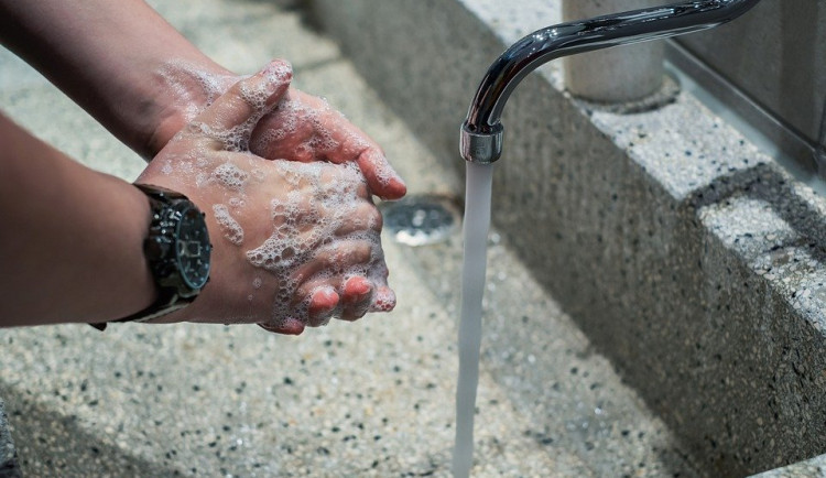 Většina okresů na semaforu je oranžová. Příští týden bude dál omezeno shromažďování