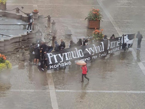 FOTO, VIDEO: Prymulo vyhul koně. Fanoušci Dynama protestovali proti vládním opatřením