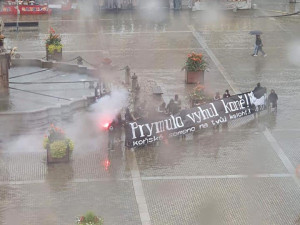 Prymulo vyhul koně. Fanoušci Dynama protestovali proti vládním opatřením.