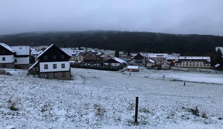 Šumavu zasypal první sníh. Po chladném víkendu se podle meteorologů oteplí.