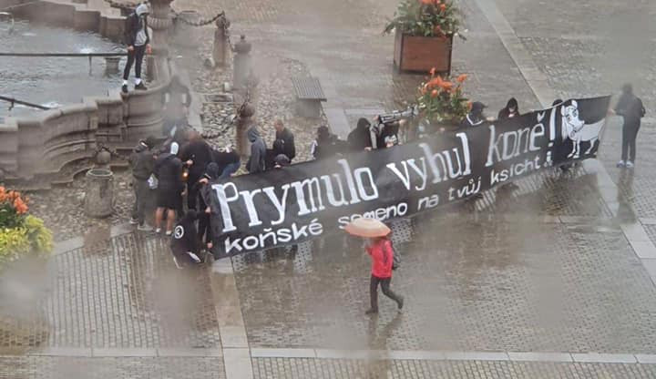 Prymulo vyhul koně. Fanoušci Dynama protestovali proti vládním opatřením.