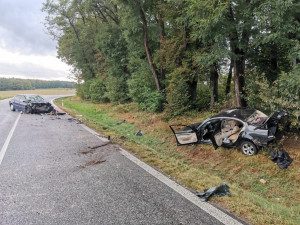 Hlavní tah na Třeboň uzavřela vážná nehoda. Čtyři lidé se zranili při nehodě tří aut