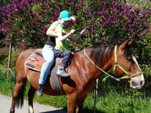 On je má škola života, říká maminka malého Lukáška bojujícího s mozkovou obrnou. Pomoci můžete i vy
