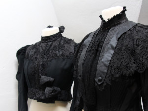 Prachatické muzeum vrací návštěvníky na přelom 19. a 20. století. Nová výstava se zaměřuje na jihočeskou secesní módu