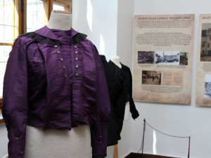 Prachatické muzeum vrací návštěvníky na přelom 19. a 20. století. Nová výstava se zaměřuje na jihočeskou secesní módu