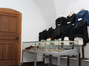 Prachatické muzeum vrací návštěvníky na přelom 19. a 20. století. Nová výstava se zaměřuje na jihočeskou secesní módu