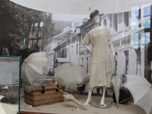 Prachatické muzeum vrací návštěvníky na přelom 19. a 20. století. Nová výstava se zaměřuje na jihočeskou secesní módu