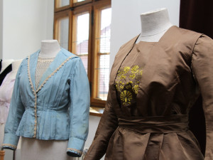 Prachatické muzeum vrací návštěvníky na přelom 19. a 20. století. Nová výstava se zaměřuje na jihočeskou secesní módu