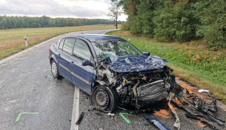 Hlavní tah na Třeboň uzavřela vážná nehoda. Čtyři lidé se zranili při nehodě tří aut.