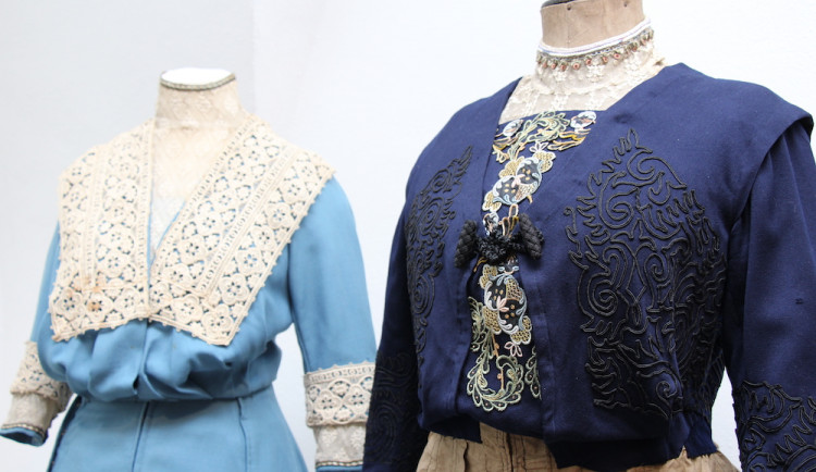 Prachatické muzeum vrací návštěvníky na přelom 19. a 20. století. Nová výstava se zaměřuje na jihočeskou secesní módu