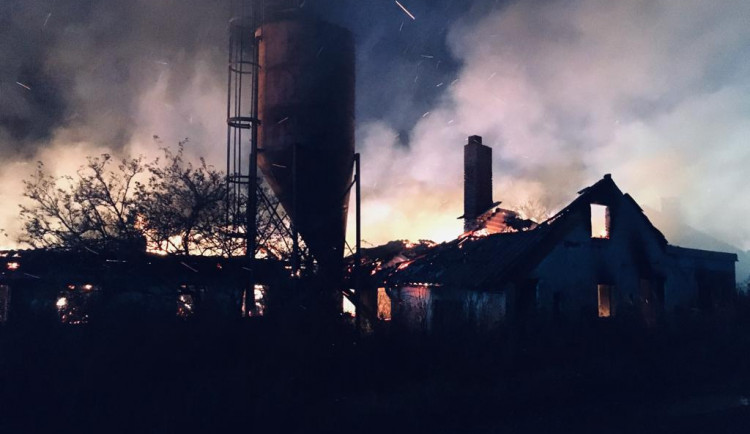 Rozsáhlý požár bývalého kravína. Škoda překročí milion korun, příčinu zjišťuje vyšetřovatel