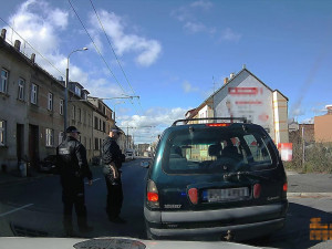 FOTO: Silně opilý řidič křižoval svým autem ulice Budějc. Kličkováním upoutal pozornost strážníků