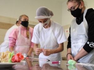 Vyzkoušeli si pečení dortu i výrobu dřevěné židle. Osmáci z Třeboně navštívili lišovské učiliště