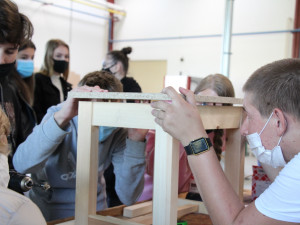 Vyzkoušeli si pečení dortu i výrobu dřevěné židle. Osmáci z Třeboně navštívili lišovské učiliště