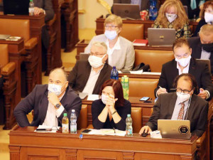 Vláda schválila nouzový stav. Omezení se dotknou škol, kultury i sportu