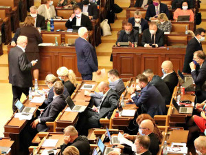 Vláda schválila nouzový stav. Omezení se dotknou škol, kultury i sportu