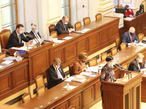 Vláda schválila nouzový stav. Omezení se dotknou škol, kultury i sportu