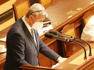 Vláda schválila nouzový stav. Omezení se dotknou škol, kultury i sportu