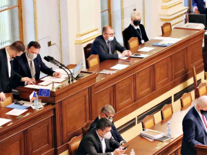 Vláda schválila nouzový stav. Omezení se dotknou škol, kultury i sportu