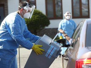 VOLBY 2020: Na jihu Čech odevzdali z auta své hlasy první voliči
