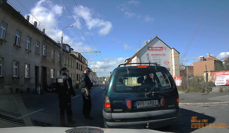 Silně opilý řidič křižoval svým autem ulice Budějc. Kličkováním upoutal pozornost strážníků