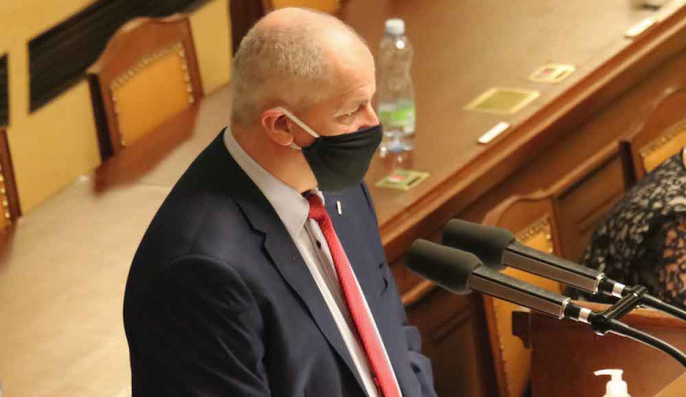 Vláda schválila nouzový stav. Omezení se dotknou škol, kultury i sportu