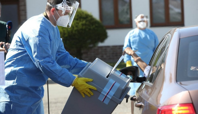 Na jihu Čech odevzdali z auta své hlasy první voliči