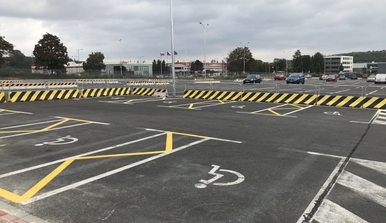 FOTO: Dvacka za dvanáct hodin. U Zetoru v Líšni vzniklo nové P+R parkoviště pro 220 aut