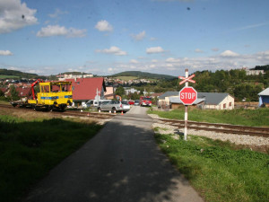 Další nehoda na železnici. Řidič Octavie vjel přímo před rozjetou drezínu.
