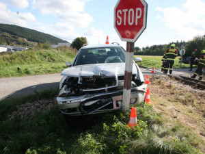 Další nehoda na železnici. Řidič Octavie vjel přímo před rozjetou drezínu.