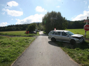 Další nehoda na železnici. Řidič Octavie vjel přímo před rozjetou drezínu.