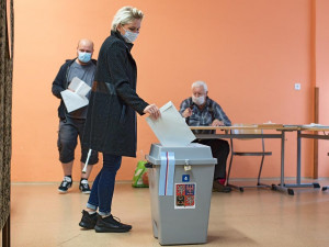 Volební místnosti se otevřely. Lidé začali vybírat krajské zastupitele a senátory