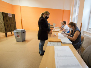 Volební místnosti se otevřely. Lidé začali vybírat krajské zastupitele a senátory