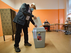 VOLBY 2020: Volební místnosti se otevřely. Lidé začali vybírat krajské zastupitele a senátory