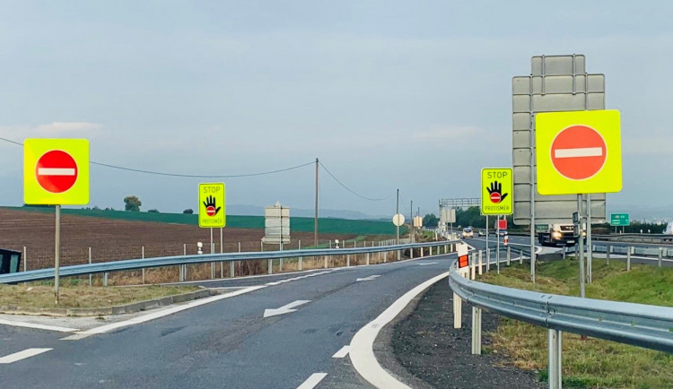 Ruka se stopkou. Nové značky na D10 upozorní řidiče na vjezd do protisměru