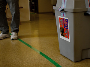 Sčítání hlasů začalo. Kdo usedne do zastupitelských lavic a Senátu?