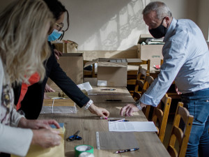 Sčítání hlasů začalo. Kdo usedne do zastupitelských lavic a Senátu?