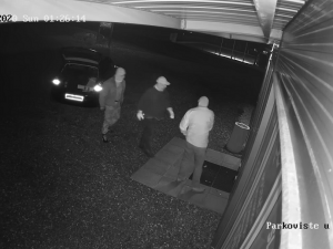 Policie hledá trojici zlodějů. S beranidlem v ruce vybílili obchod s počítači.