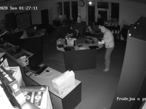 Policie hledá trojici zlodějů. S beranidlem v ruce vybílili obchod s počítači.