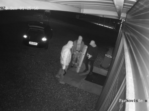 Policie hledá trojici zlodějů. S beranidlem v ruce vybílili obchod s počítači.