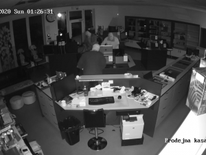 Policie hledá trojici zlodějů. S beranidlem v ruce vybílili obchod s počítači.