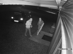 Policie hledá trojici zlodějů. S beranidlem v ruce vybílili obchod s počítači.