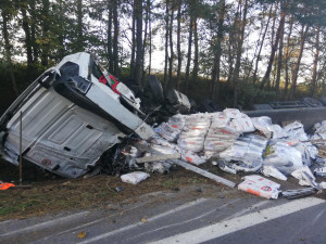 Při tragické nehodě nákladního a osobního auta na Písecku zemřel řidič jednoho z vozů